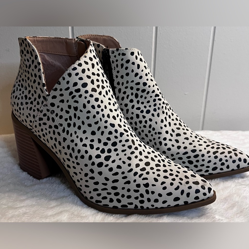 EUC SERRA Spotted Ankle Boots, Cream/Black, 9